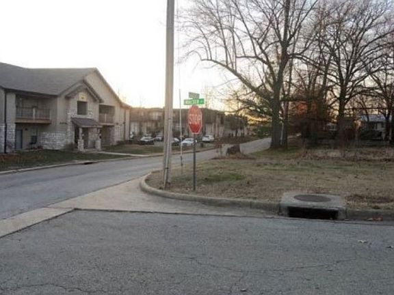 Exterior Neighborhood (street photo)