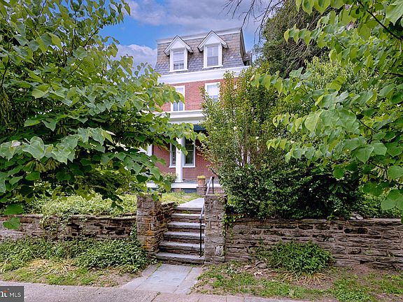 3rd image of 49 E Mermaid Ln