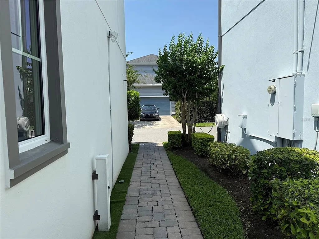 1 bed, 1.0 bath, 900 sqft, $1,800 — Photo 2