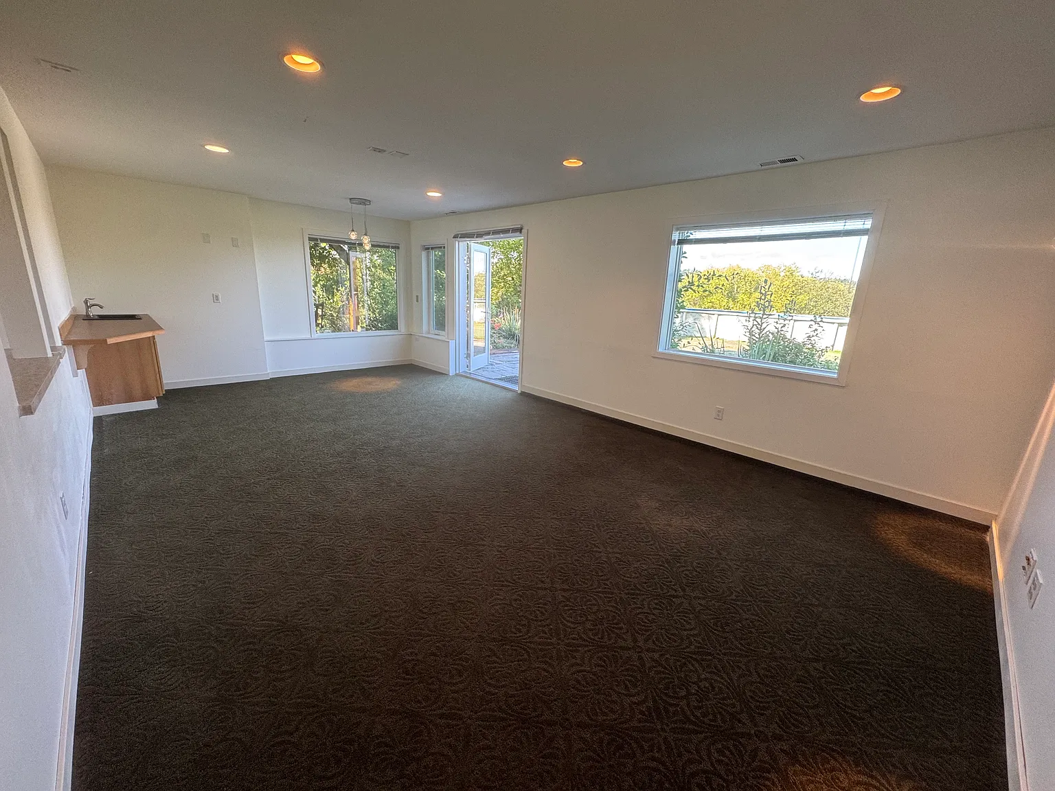 2 bed, 920 sqft, $2,400 — Photo 3