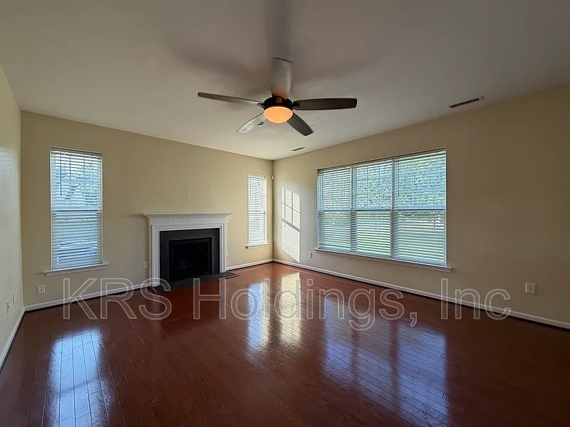5 bed, 2.5 bath, 2651 sqft, $3,200 — Photo 3