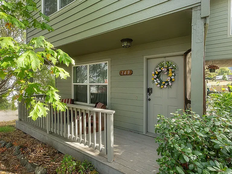 Building Photo - 149 NE Plum Ridge Dr