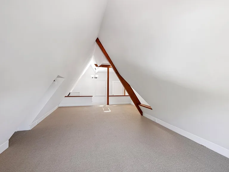111 Windsor Ave — Photo 37