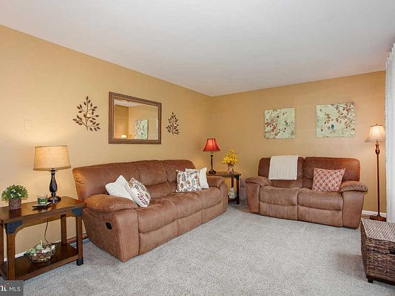 4th image of 121 Saint George Dr