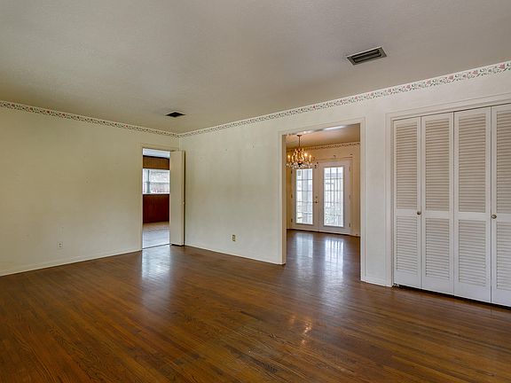 4th image of 2844 Woodland Dr