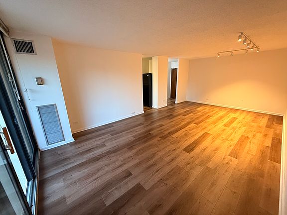 5th image of 1136 N Lasalle St #9L