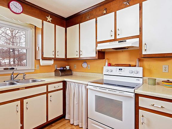 4th image of 305 Forest Springs Dr