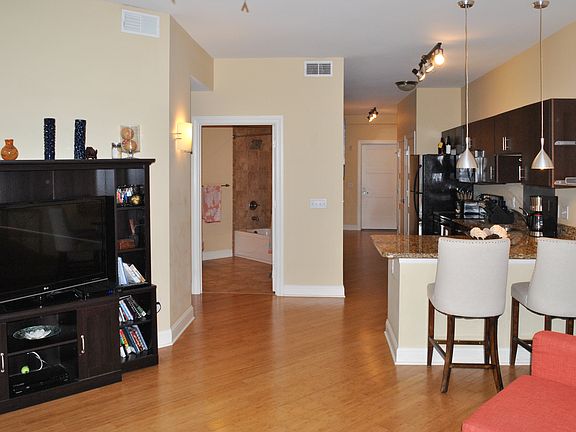 2nd image of 1326 Vine St Unit 10