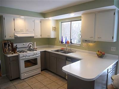 3rd image of 1755 Southview Dr