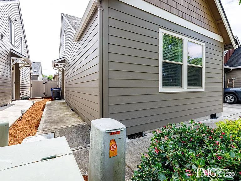 8227 NE 20th St — Photo 2