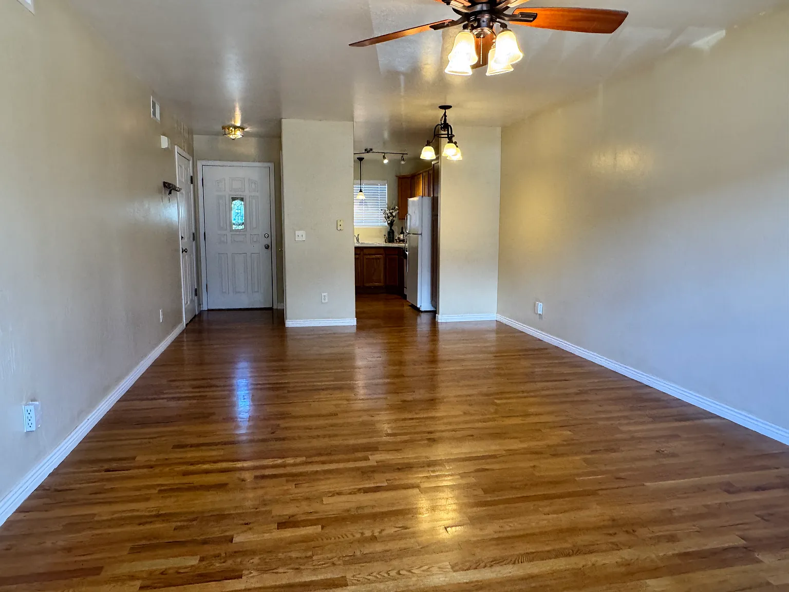 3 bed, 2.5 bath, 1270 sqft, $2,600 — Photo 2