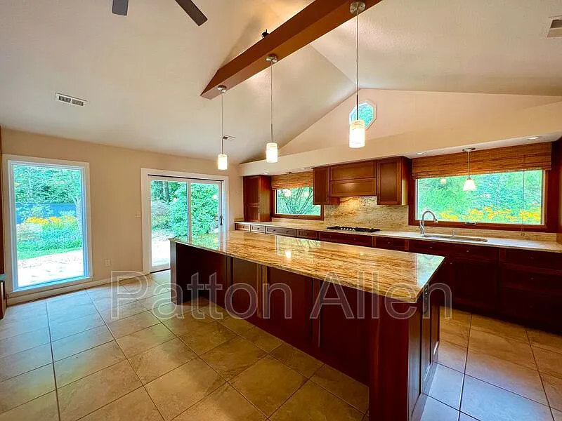 3 bed, 2.0 bath, 1572 sqft, $2,195 — Photo 4
