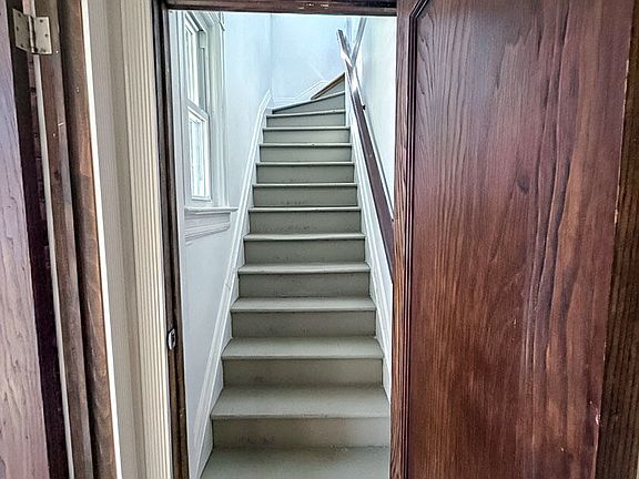 4th image of 248 Rose Ave Floor 1