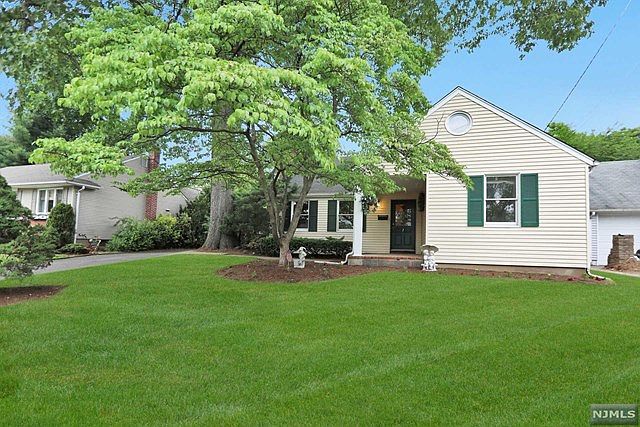 1st image of 7 Colonial Dr
