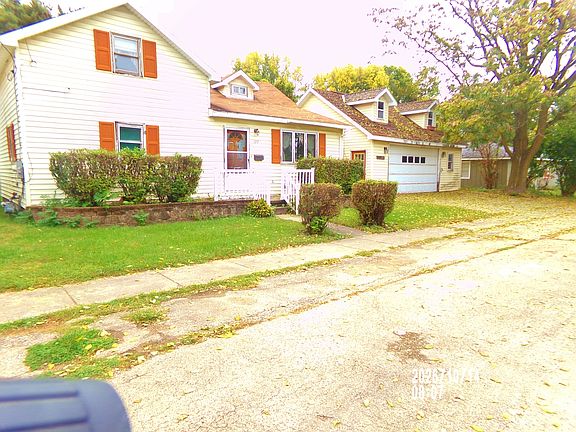 3rd image of 122 S Commercial Ave