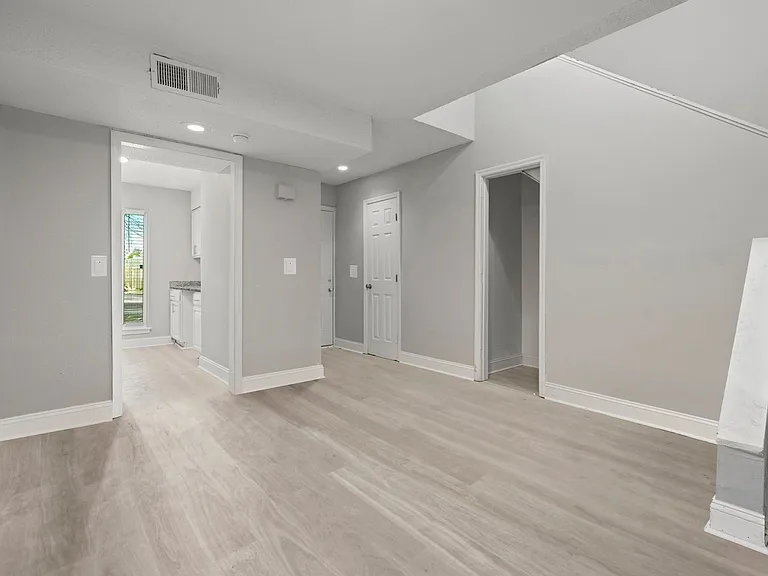 Colonial Pointe Apartments — Photo 32