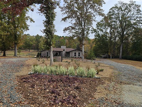 Long driveway with ample parking