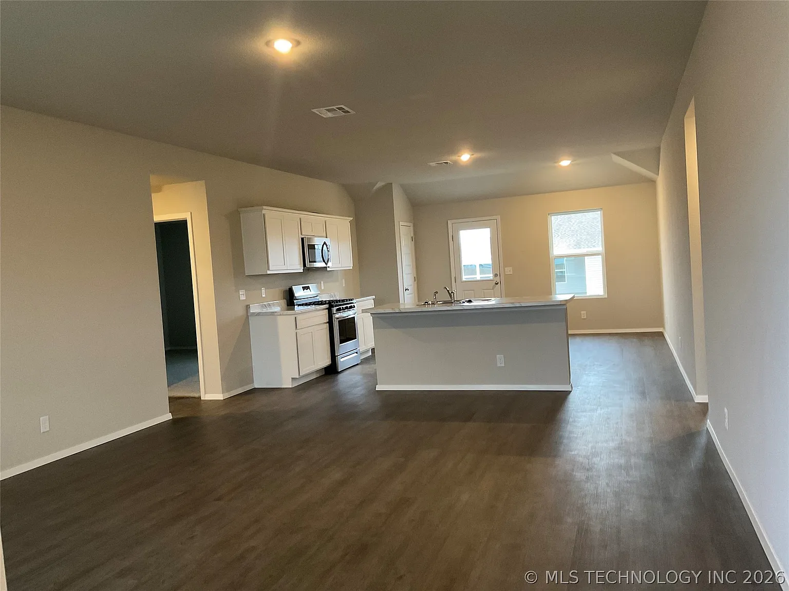 4 bed, 2.0 bath, 1694 sqft, $1,850 — Photo 2