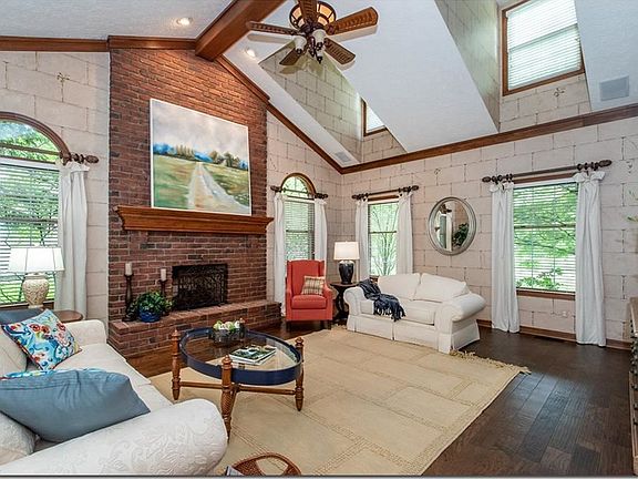 3rd image of 1739 Royal Oaks Cir
