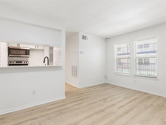 5th image of 923 E 41st St #101