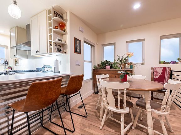 Breakfast bar and dining nook