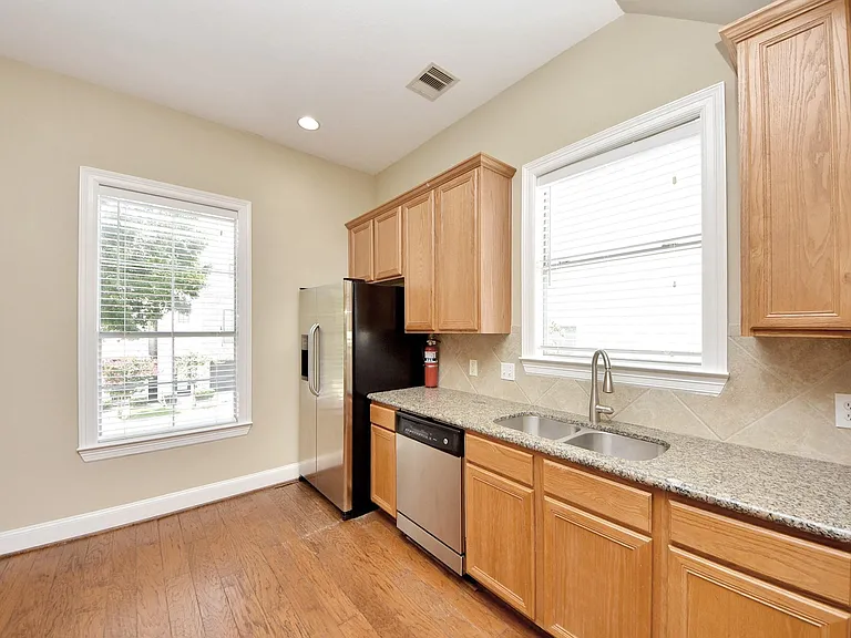 2119 Stuart St — Photo 13