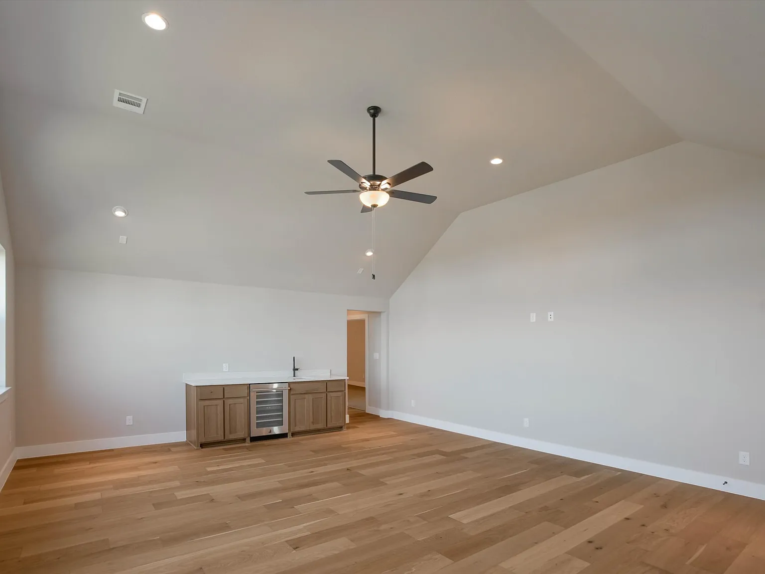 5 bed, 5.5 bath, 5076 sqft, $9,900 — Photo 4