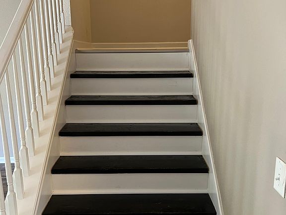 3rd image of 939 Glendower Way