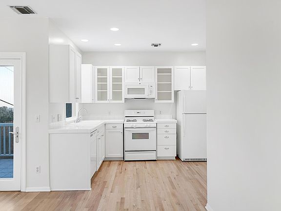 4th image of 1820 Lucretia Ave