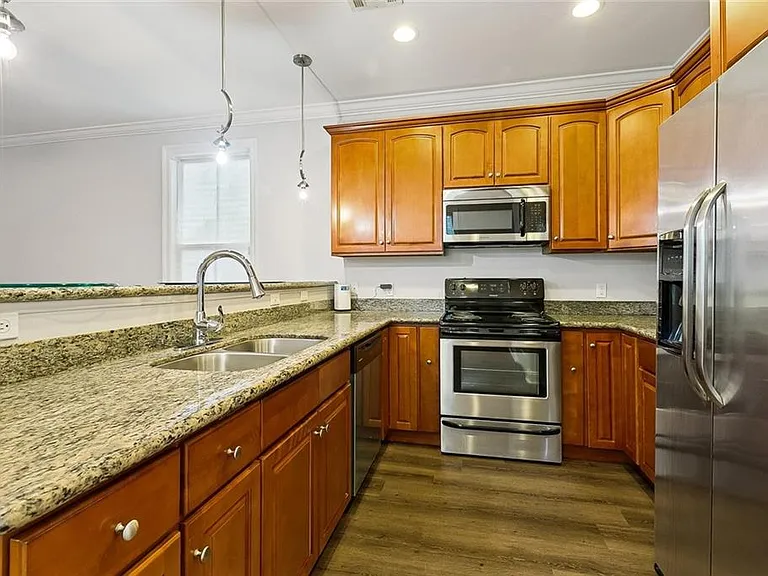2053 Jackson Ave — Photo 5
