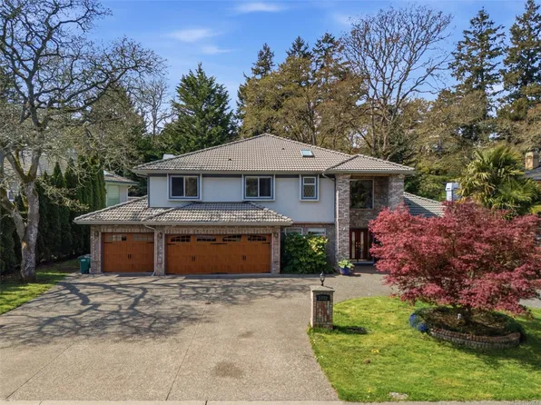 1032 Valewood Trl, Saanich, BC V8X 5G7