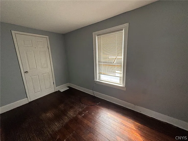 724 Warren St — Photo 3