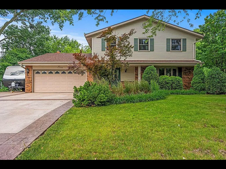 11748 W Waterford Ave — Photo 2
