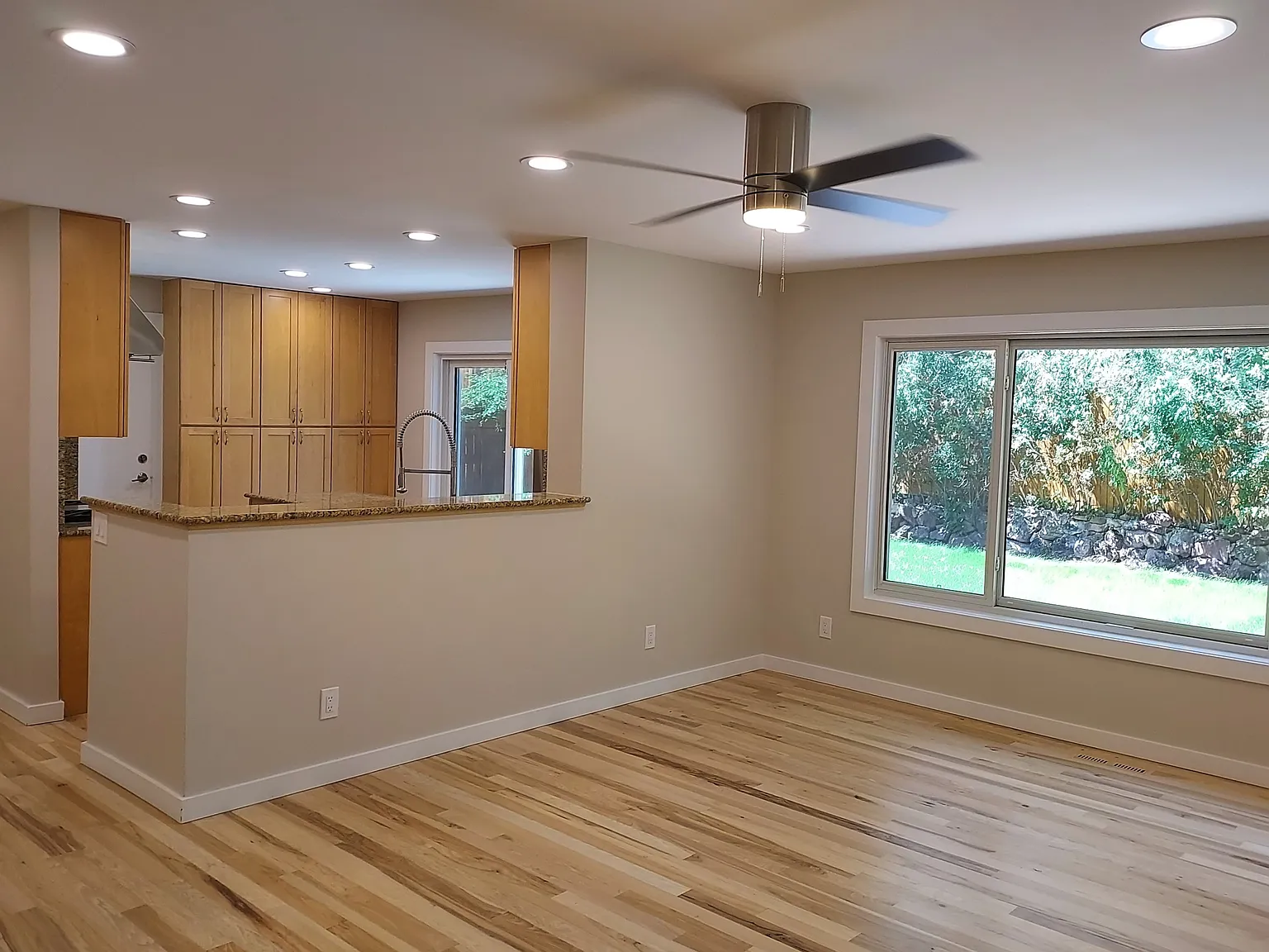 4 bed, 2400 sqft, $4,200 — Photo 3