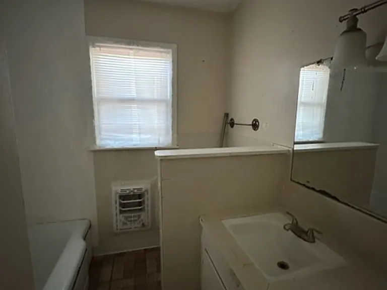 934 Ballinger St — Photo 10
