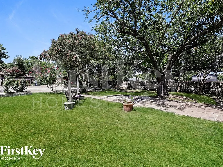 613 E University Ave — Photo 15