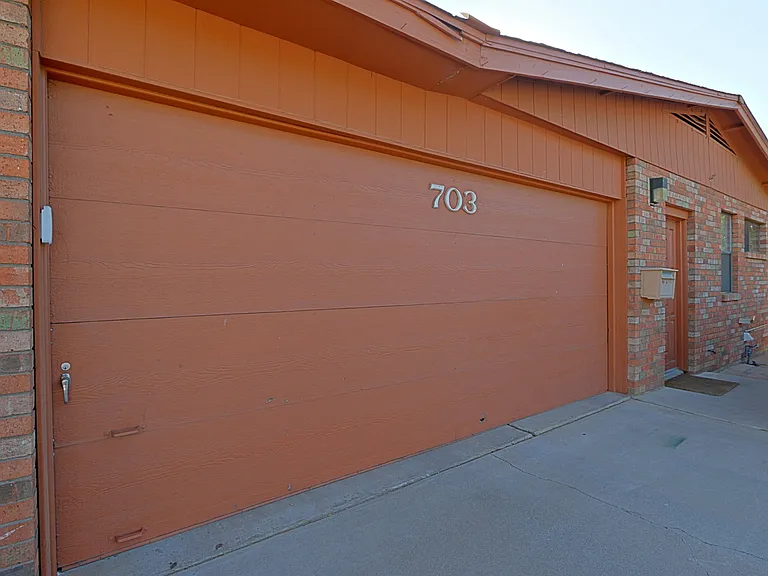 707 W Rose Ln — Photo 16