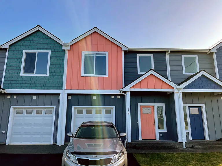 908 Oregon Ave S — Photo 1