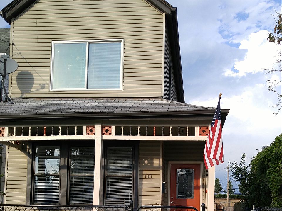 Excell. location. Walk to shops and park.