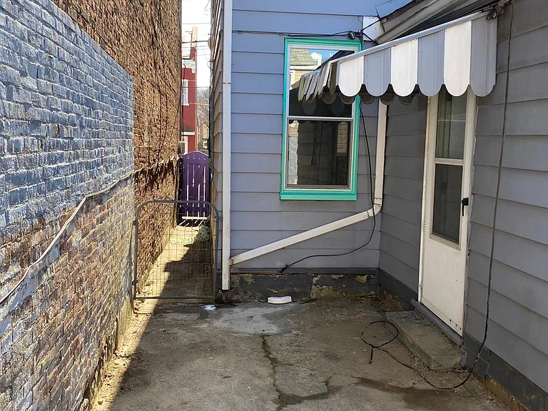 ALLEY WAY TO THE FRONT