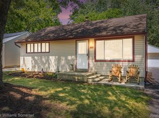 765 Robinwood Dr, Troy, MI 48083