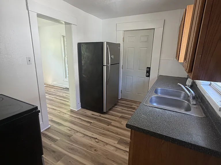 218 Goguac St W — Photo 8