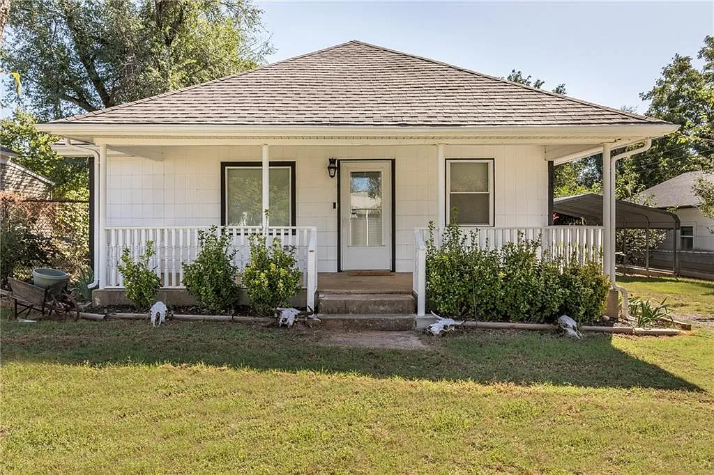 3 bed, 1104 sqft, $1,350 — Photo 1