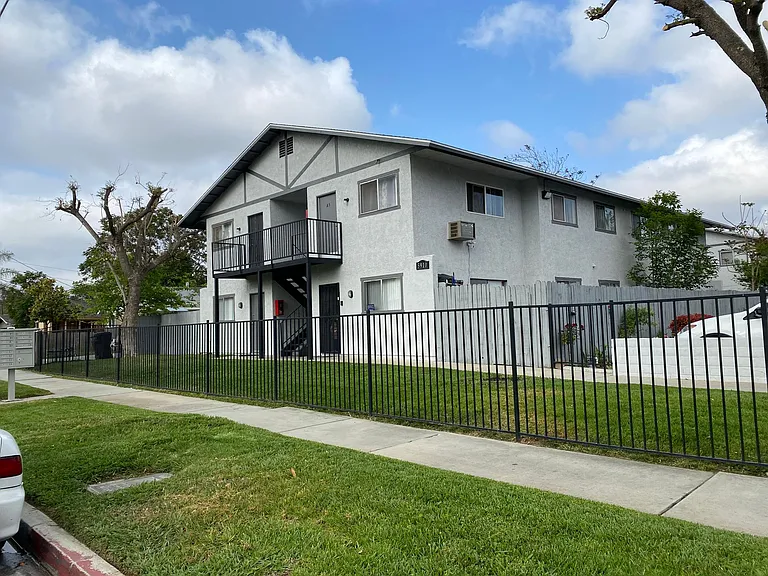 5910 Warren St — Photo 3