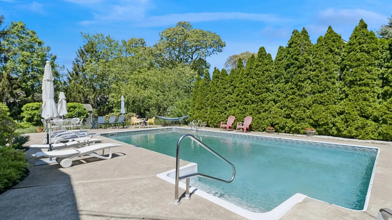 Charming and open Hampton Bays Beach Bungalow — Photo 2