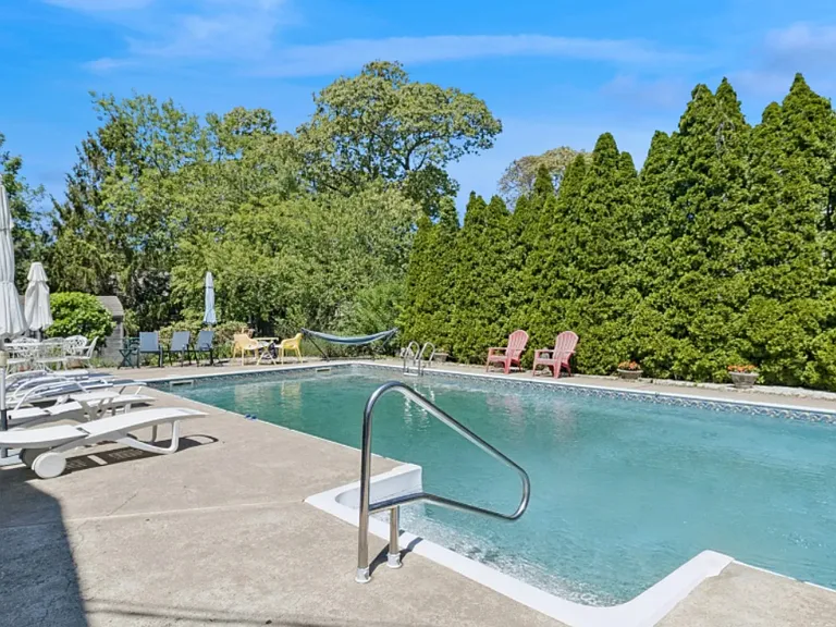 28 Middle Rd — Photo 2