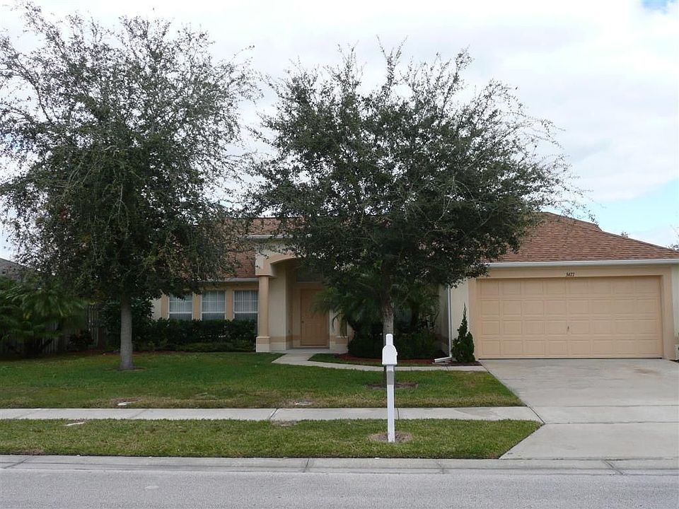 Nicely landscaped lawn!