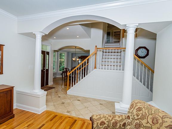 4th image of 8 Bradford Dr