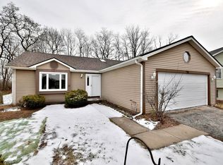 15 Autumn Ln, Streamwood, IL 60107