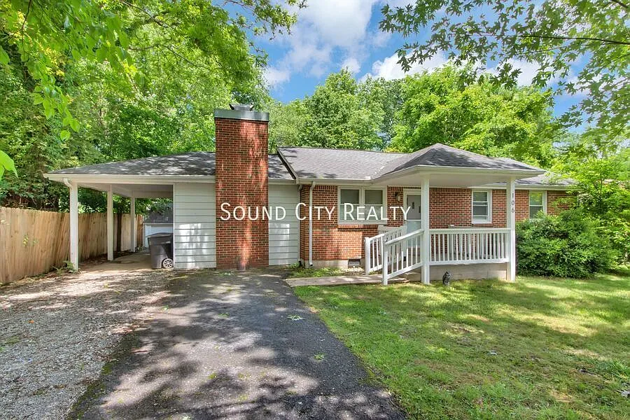 Available now. Brick ranch home at the end of a cul-de-sac!! Fenced in backyard, covered parking. — Photo 4